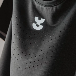 YUPSTER เสื้อวิ่ง รุ่น Pathmaker แห้งไวพิเศษ ระบายอากาศดี