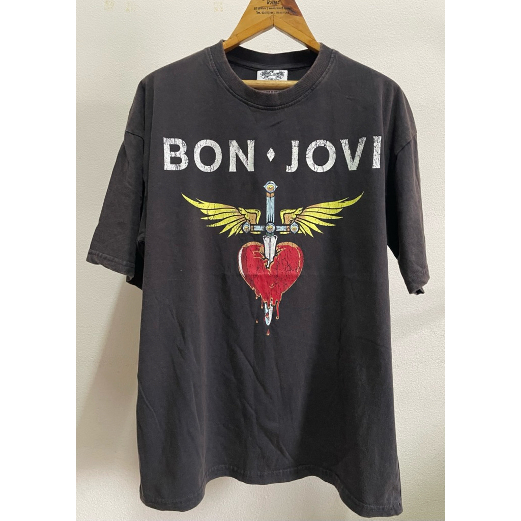 เสื้อยืดมือ 2 Bon Jovi กลิ่นอายยุค 80s–90s