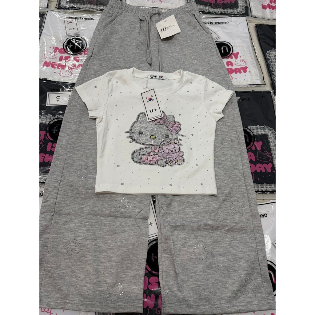 (เสื้อลายตี้นั่ง+กางเกงคิตตี้รีดเพชร)