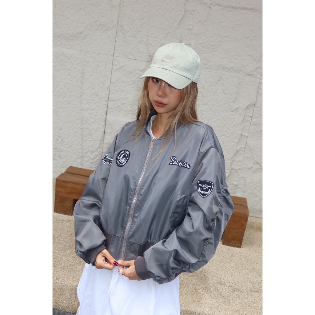 YUUAUN แจ็คเก็ตเบสบอล Bomber Jacket สีเทาเมทัลลิค งานปัก Racing สตรีทแฟชั่น เสื้อครอปแจ็คเก็ต Oversize [ VN5007 ]