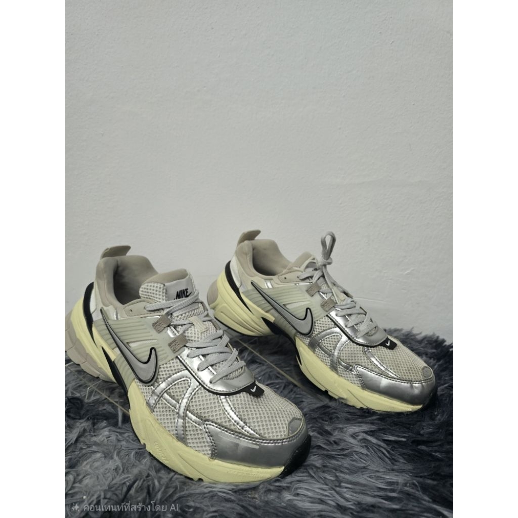 รองเท้ามือสอง Nike V2K Run Summit White Metallic Silver ไซส์ 42.5 eur ความยาวเท้า 27.5 เซนติเมตร