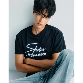STUDIO UNKNOWN - Signature Script T-Shirt เสื้อยืดแบรนด์ดีไซน์ตัวเขียนสกรีนด้วยเทคนิค DFT