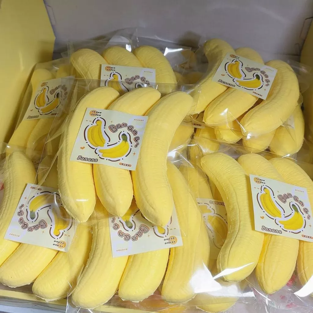 ของเล่นนุ่มนิ่มฟูฟ่อง ของเล่นรูปกล้วยที่คืนตัวช้า ของเล่นคลายเครียดสำหรับนักเรียน