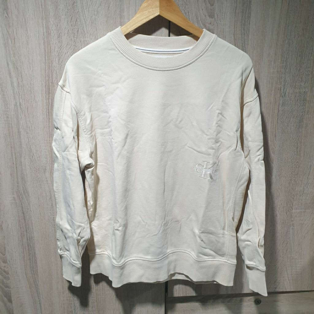 เสื้อสเวตเตอร์ CK สีครีม ของแท้มือสอง