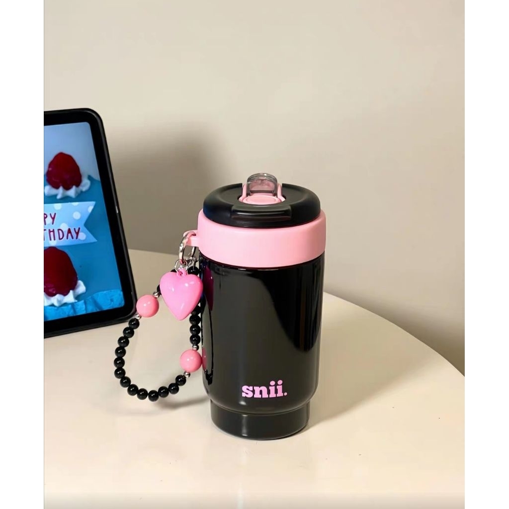 snii. แก้วเก็บความเย็น 450ml สไตล์เกาหลี 🥤 แก้วกาแฟสแตนเลส 316 พร้อมหลอดในตัว + แถมฟรี! สายห้อยลูกปัดสุดคิ้วท์ ✨

