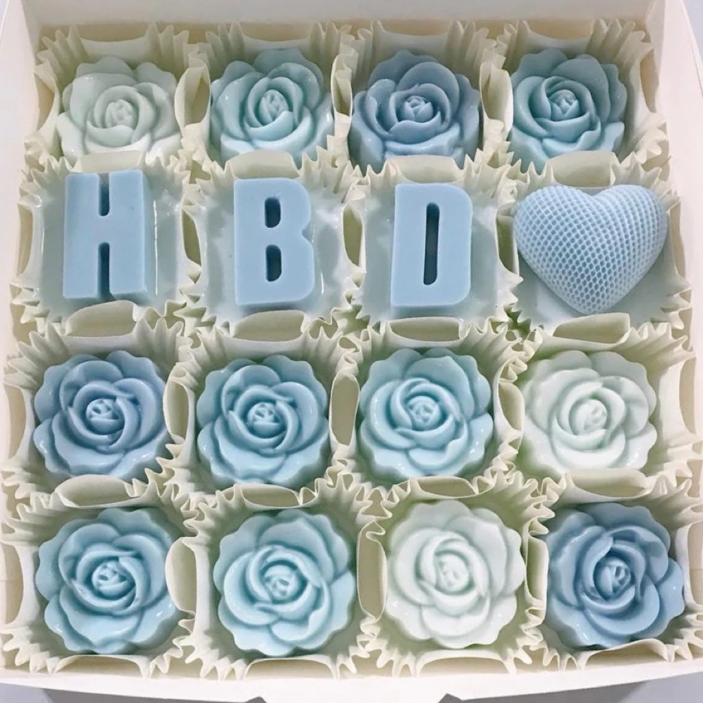 พิมพ์อักษรอังกฤษ พิมพ์ HBD ขนาดอักษรสูง 4.2 ซม. มีครบทุกตัวอักษรและตัวเลข 0-9