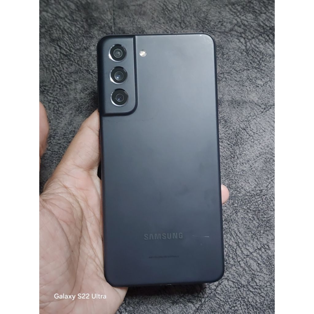 samsung S21fe 5G ram8/128 จอแท้มีตำหนิจุดดำบน แต่ไม่มีปัญหากับการใช้งาน หน้าจอมีรอยขนแมว4-5เส้น สภาพ