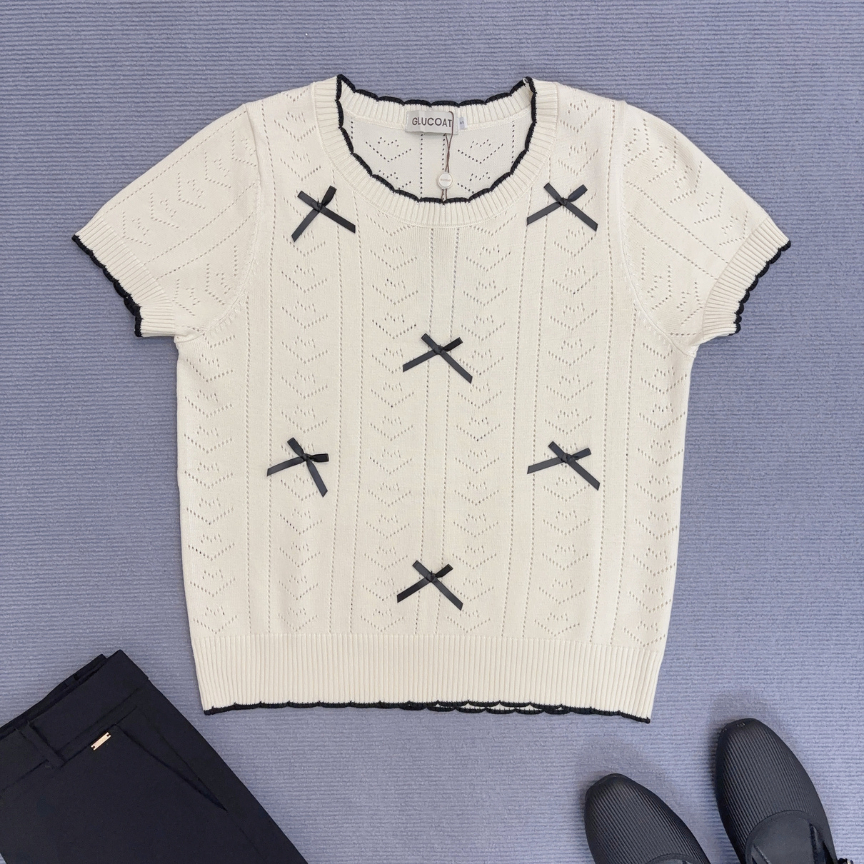 Glucoat | [A303] เสื้อนิตติ้งไหมพรมสีครีมลายฉลุ แต่งโบว์ดำ ขอบหยักสีดำ ราคา ถูกที่สุด ดีลบีเคเค แกลเลอรีภาพที่ 3