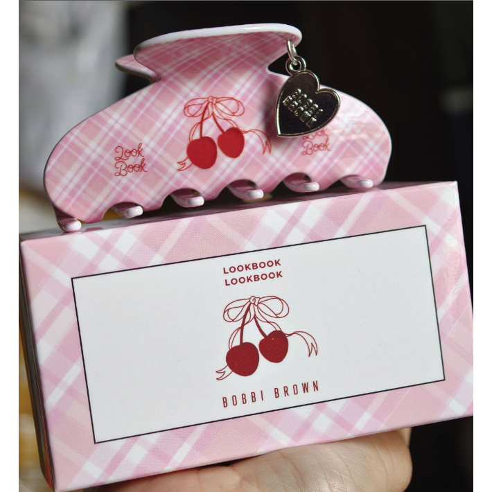 กิ๊ฟใจlogoเพชร M/\c kiss กิ๊บหนีบผม แบบใหม่ สีครีม ขอบดำ  กิ๊ฟหนีบผมสีเขียวพร้อม LOGO  น่ารัก มาก