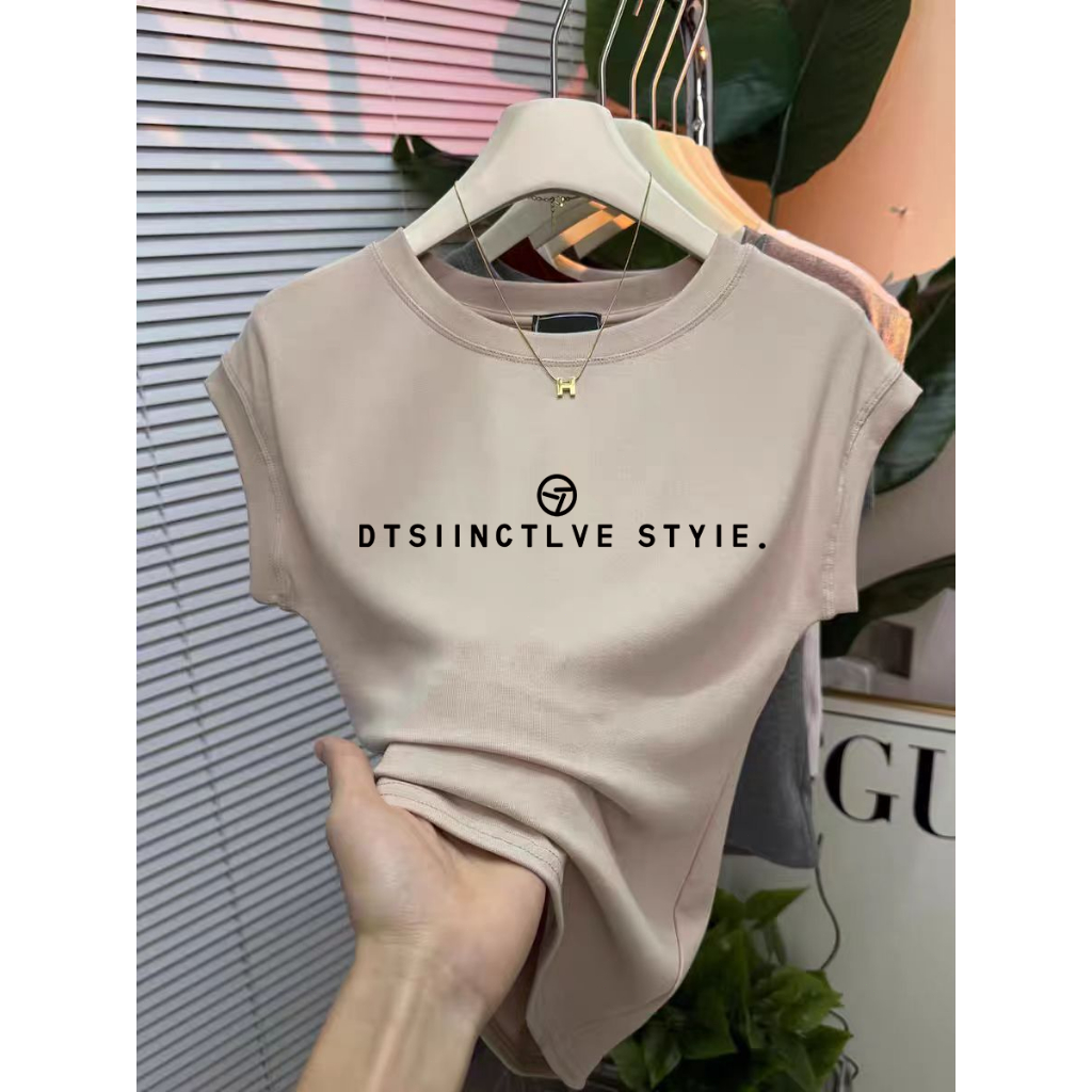 เสื้อยืดแขนกุดทรงเข้ารูปคุณภาพสูงสำหรับผู้หญิง ดีไซน์เรียบหรู แขนกุด คอทรงกลม เสื้อครอป จัดส่งจากกรุงเทพฯ
