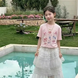 เสื้อยืดแขนสั้นสำหรับเด็กผู้หญิง ตกแต่งด้วยโบว์ 3 มิติและลายการ์ตูนน่ารัก ดีไซน์เก๋ไก๋ ใส่ได้หลายโอกาส ทันสมัยและน่ารัก