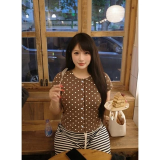 B&R พร้อมส่ง เสื้อยืดแขนสั้นผู้หญิงลายจุด ไซส์ใหญ่ ครอปทอ ทรงกระชับ มีปุ่มด้านหน้า สไตล์เกาหลีน่ารัก