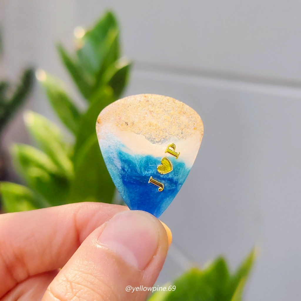 ปิ๊กกีตาร์ ลายทะเล  Pick guitar สลักชื่อได้ ปิ๊กกีตาร์เรซิ่น สั่งทำ ของขวัญ สร้อยปิ๊ก พวงกุญแจปิ๊ก สร้อยคอปิ๊ก ปิ๊กกีต้า ราคา ถูกที่สุด ดีลบีเคเค แกลเลอรีภาพที่ 4