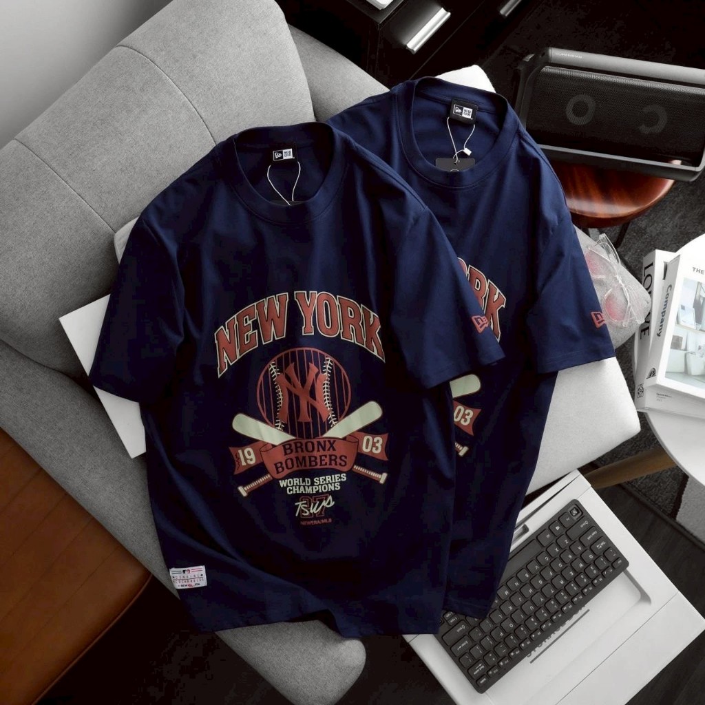 เสื้อยืด NEW ERA คอกลมแขนสั้นแต่งดีเทลเรียบๆด้านหน้าสกรีนโลโก้-NEW YORK BRONX BOMBERS 1903 เนื้อผ้า COTTON ราคา ถูกที่สุด ดีลบีเคเค แกลเลอรีภาพที่ 3