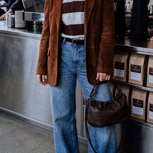 วัน Marroque Slouchy Pumpkin Bag in Cocoa (สีโกโก้) ใช้งานได้หลากหลาย คล้องมือ คลัช ครอสบอดี้ น้ำหนักเบา