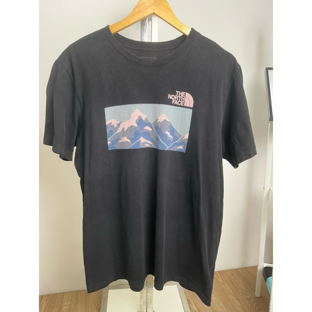 [พร้อมส่ง ไม่แท้ยินดีคืนเงิน] เสื้อยืดมือสอง The North Face สีดำ สกรีนป้ายเต็มด้านหลัง สภาพใหม่ ไซซ์