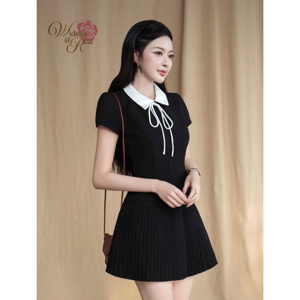 (มี2XL) Widelia สีดำ Lucy Black Dress เดรสสั้นผ้าซอฟสูทปกเชิ้ตขาวแต่งโบว์หน้า กระโปรงอัดพลีททรงสวย แขนสั้น ซิปหลัง มีซับ
