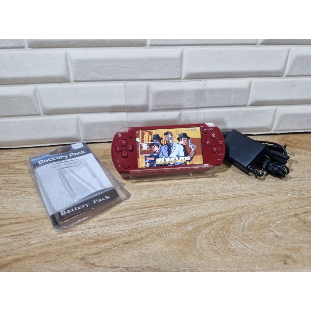 PSP รุ่น 2000 สีแดง แปลงแล้ว เมม 16 gb อุปกรณ์ครบพร้อมเล่น