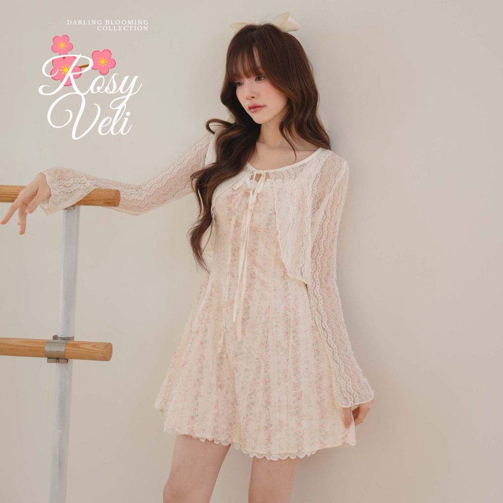 on.december25 มินิเดรส Rosy veli โทนครีมตัดลายชมพู