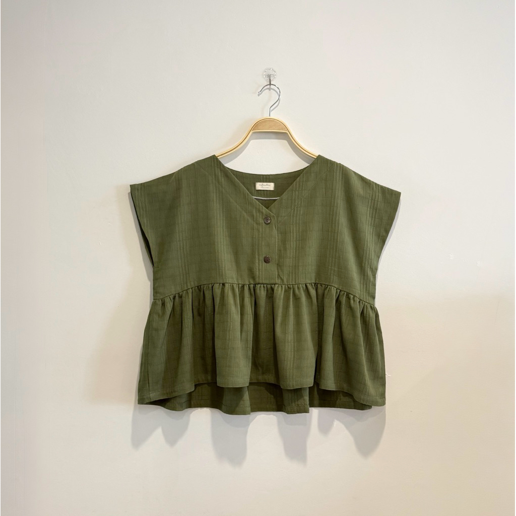 Classic Ruffle Top เสื้อครอปแขนเลย คอวี ชายระบาย ผ้าฝ้าย