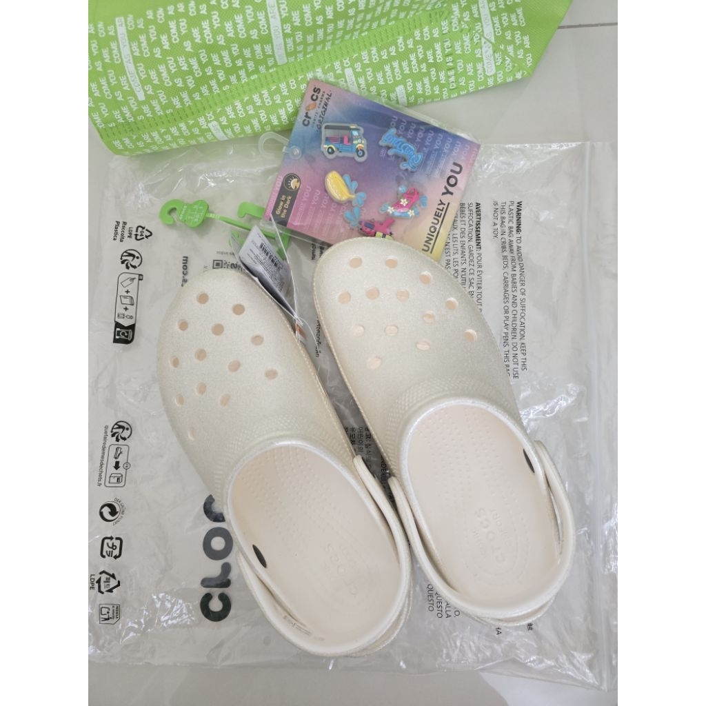 *ส่งต่อ* crocs CLASSIC PLATFORM GLITTER สีขาว w8 ไม่เคยใส่(ป้ายยังอยู่) แถมjibbitzสงกรานต์