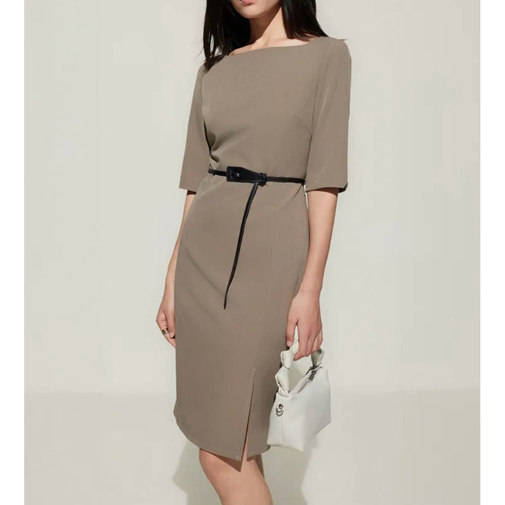 G2000 เดรสยาวทรงสอบสีน้ำตาล ใส่แล้วเข้ารูป (พร้อมเข็มขัดเข้าชุด)