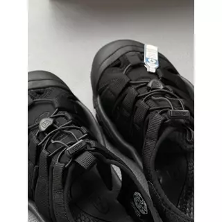 งานฝีมือ keen newport h2 สีดำ/Black กันน้ำ กันลื่น เย็น น้ำหนักเบา งานฝีมือ ไซส์ 36-44 【จัดส่งทุกวัน】