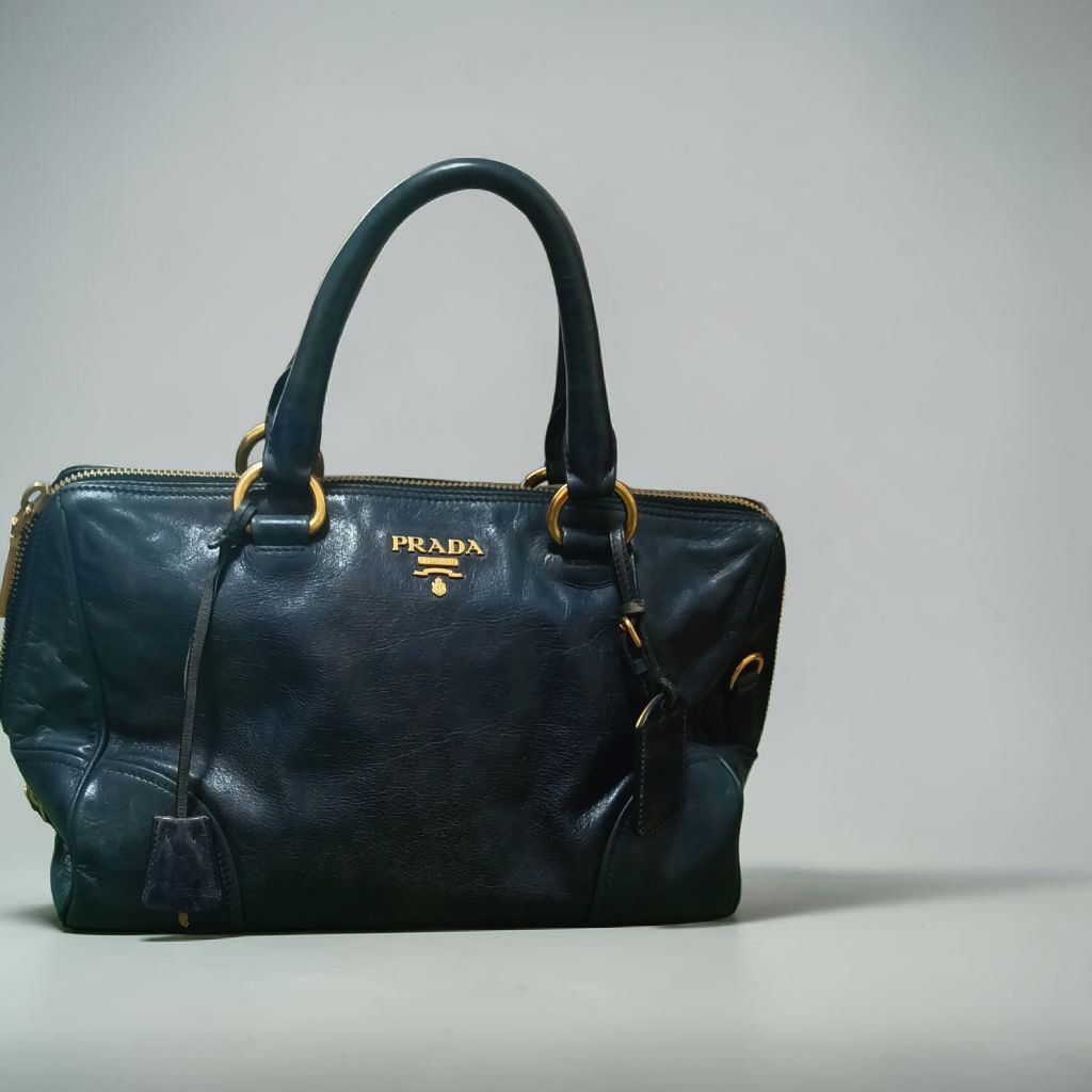 Prada leather lamp skin used bag like new good condition good price original brand