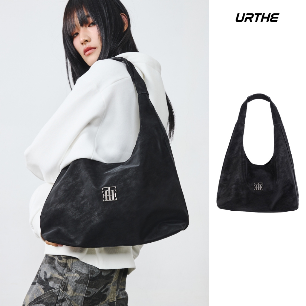 URTHE - กระเป๋า หนังเทียม รุ่น EMBLEM SLOUCHY SHOULDER BAG