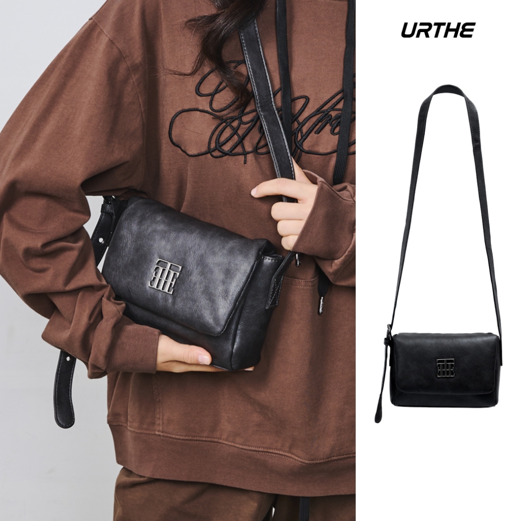 URTHE - กระเป๋า กระเป๋าสะพาย รุ่น EMBLEM STRUCTURED FLAP CROSSBODY