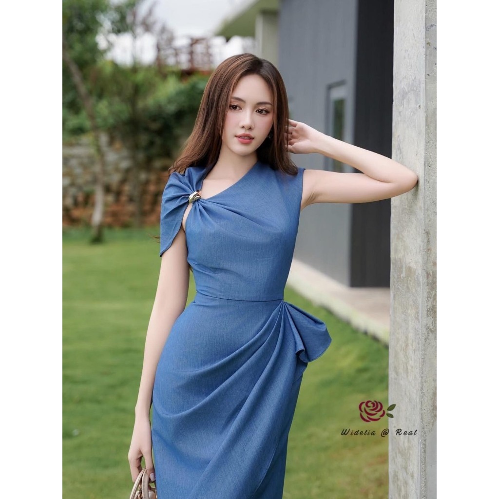 Widelia สียีนส์ Indigo Icon Dress เดรสไหล่เดี่ยว คอปาดแต่งอะไหล่ทอง ชายเดรสระบายเฉียง ช่วงเอวเย็บจีบผ้าเป็นช่อ
