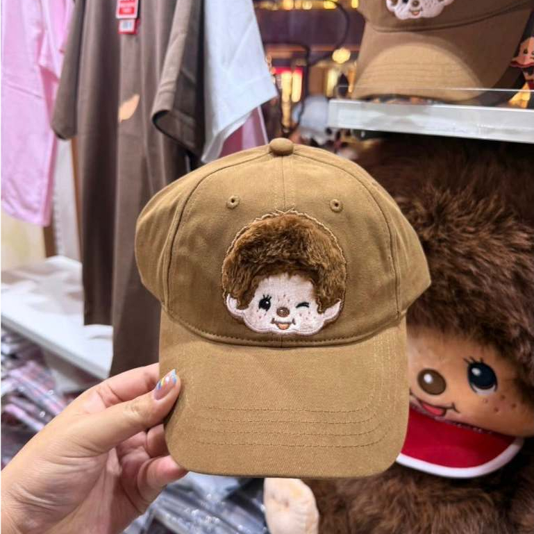 หมวกเบสบอลสีน้ำตาลปักลายมอนชิชิจากคอลเลกชัน Miniso x Monchhichi
