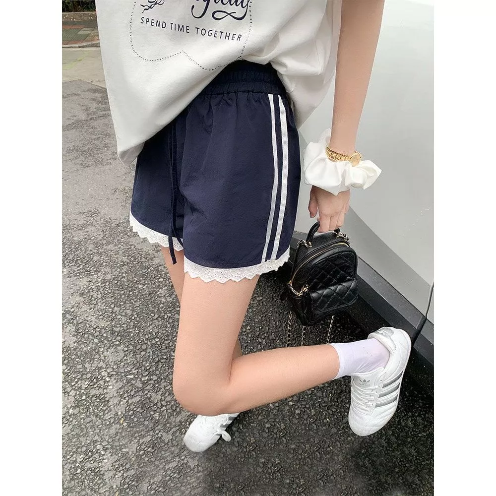 กางเกงขาสั้นกีฬาทรงตรงขากว้าง เอวสูง ทรงหลวม ช่วยให้ดูผอมเพรียว และใช้งานได้หลากหลาย ตกแต่งด้วยลูกไม้