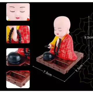 อุปกรณ์ตกแต่งภายในรถยนต์ เณรน้อย นั่งสวดมนต์ พลังงานแสงอาทิตย์ เสริมดวง การงาน การเงิน ค้าขาย