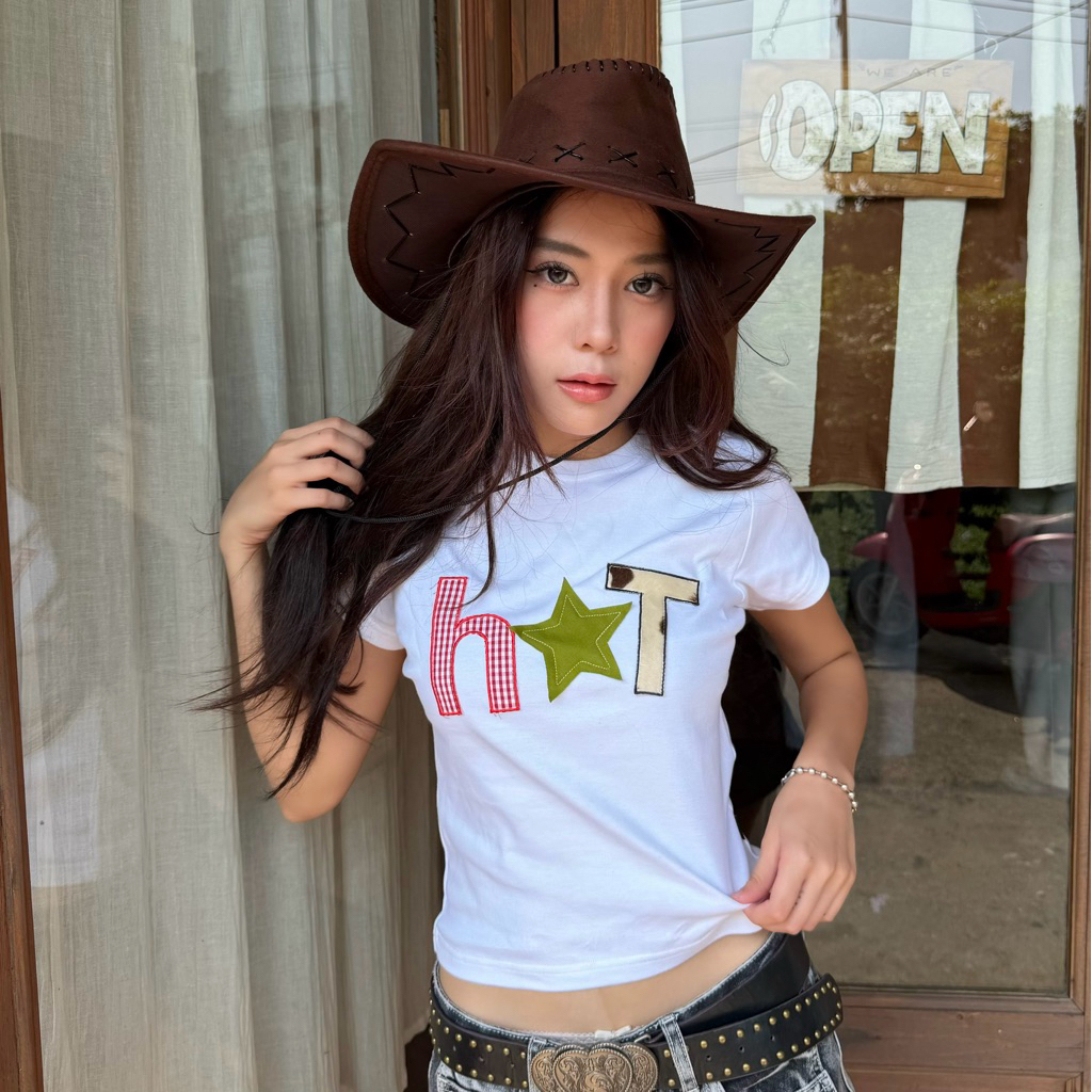 AHOLICBKK | เสื้อทรง BABY TEE - CUTE BUT HOT