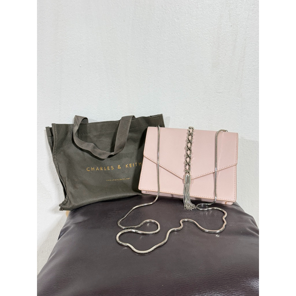 กระเป๋า Charles&Keith สีชมพู👛สายโซ่เงิน มือสอง (สภาพใหม่ 95%)