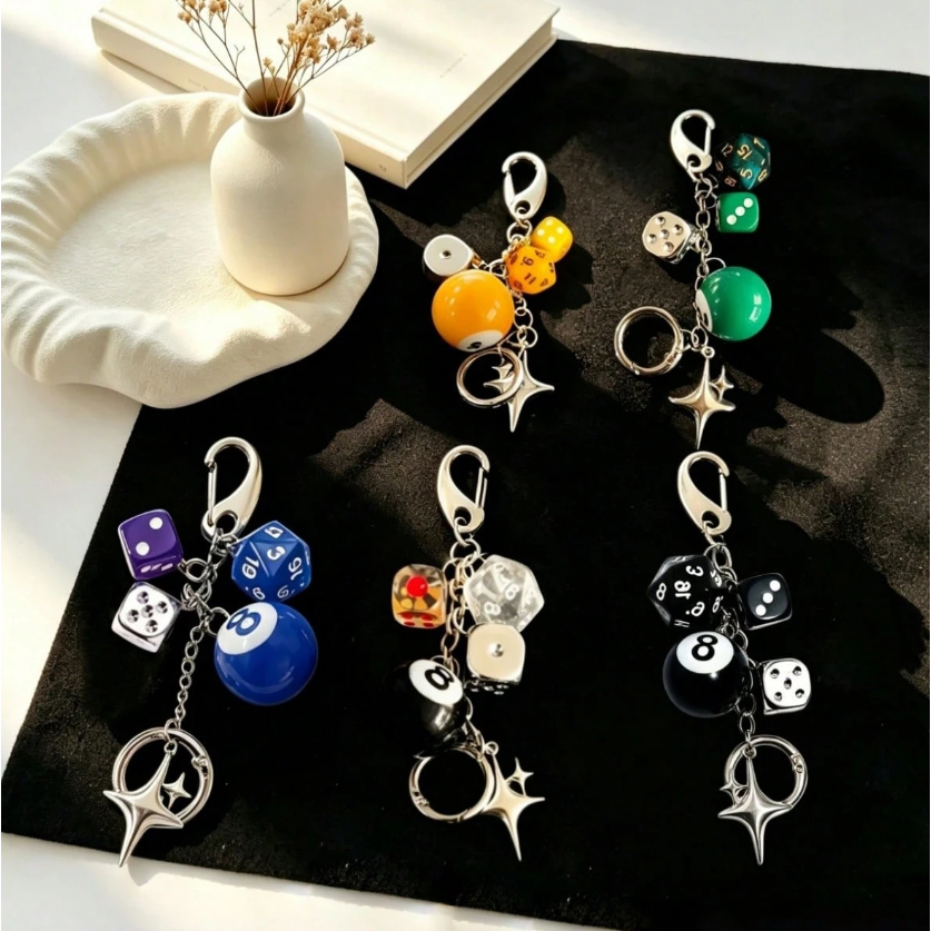 [ส่งจากไทย] พวงกุญแจลูกเต๋า 8 ball พวงกุญแจแฟชั่น สีดำ หลากสี ห้อยกระเป๋า Keychain