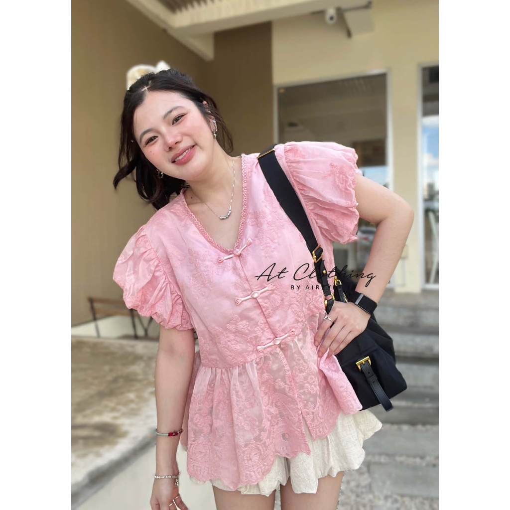 [ รุ่น จีนแขนพอง ] เสื้อคอวีแขนล้ำ ผ้าปักลูกไม้ แต่งกระดุมสไตล์จีน มีซับในท่อนบน