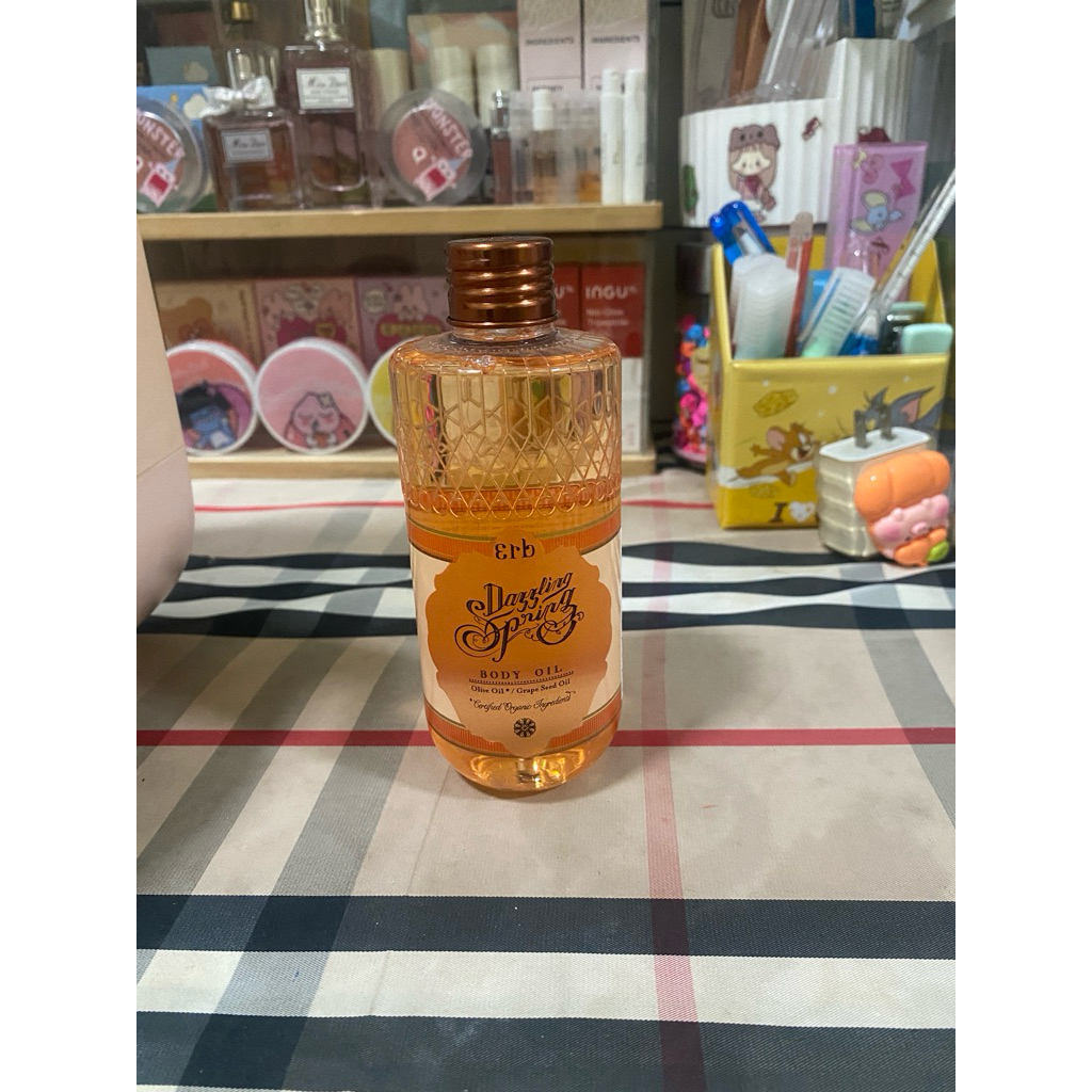 [ Best seller ] Erb Dazzling Spring Body Oil 230ml. ออยล์ทาผิวโกลว์ กลิ่นสวีทออเรนจ์ ผิวชุ่มชื้น หอม
