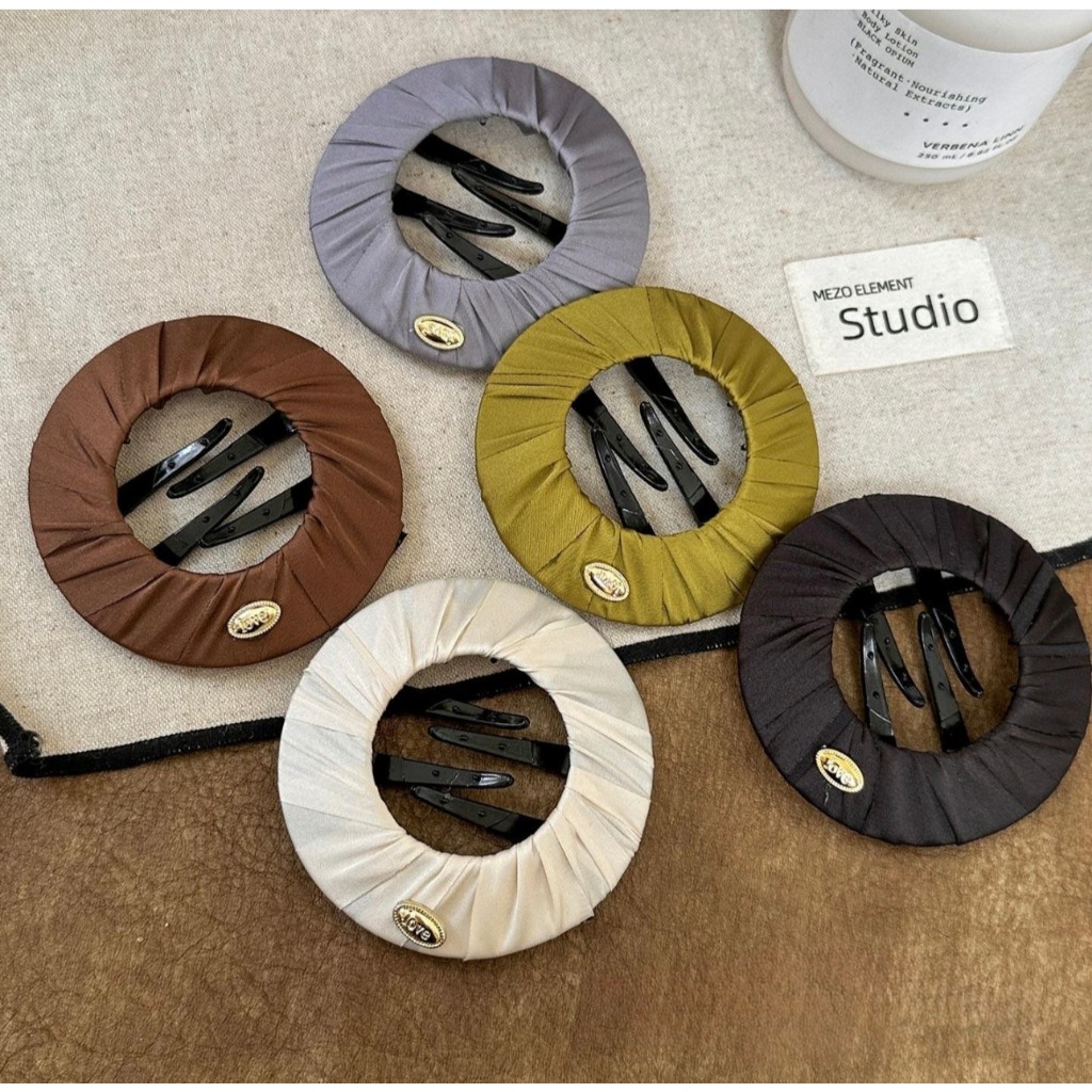 【พร้อมส่งจากไทย】Korean Donut Clip กิ๊บมวยผมโดนัทเกาหลี ผ้ามันเงา ล็อกแน่น เก็บผมสวยเป็นทรงง่าย ใช้ทำดังโงะ มวยต่ำ มวยสูง