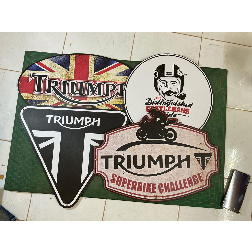 ป้าย ป้าย Triumph ป้ายไม้ ซื้อ3ป้ายแถมเสื้อ1ตัว ตกแต่งบ้าน ที่จอดรถ ร้านอาหาร ที่ล้างรถ ซ่อมรถ อู่