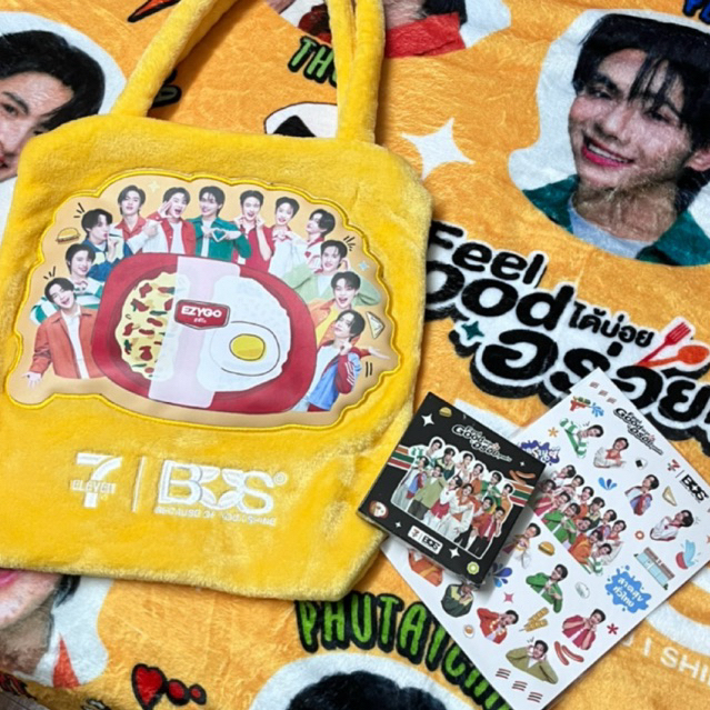 7-11 X BUS  กระเป๋าผ้าห่มฟีลกู๊ดดดดด Feel Good ลายน้องๆวง BUS  สินค้าแลกซื้อ 7 Eleven 2025 มือ1