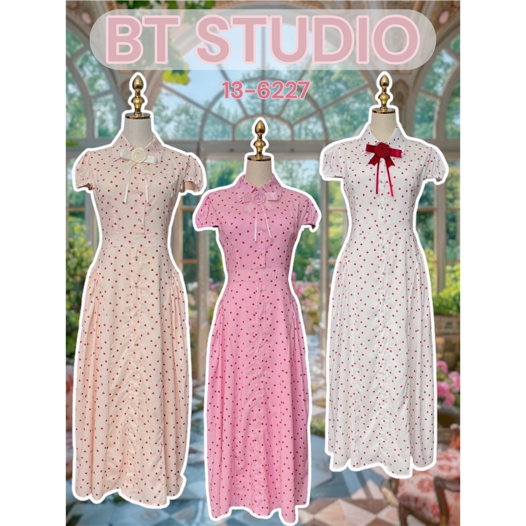 BT 13-6227 : เซท 2 ชิ้น แม็กซี่เดรสแขนสั้นคอปก สม๊อคปลายแขน พิมพ์ลายหัวใจสีแดงเล็กๆ มาพร้อมเข็มกลัดโบว์ดอกไม้