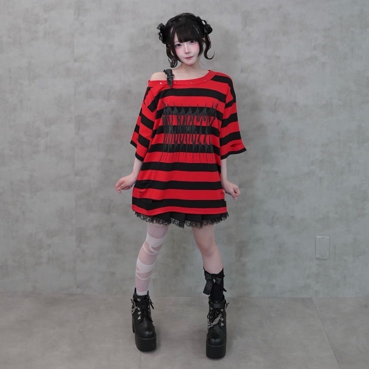 Majoretty - เสื้อครอปเปิดไหล่ลายแดงดำ แต่งหมุด ลุคสตรีทสุดคิวท์