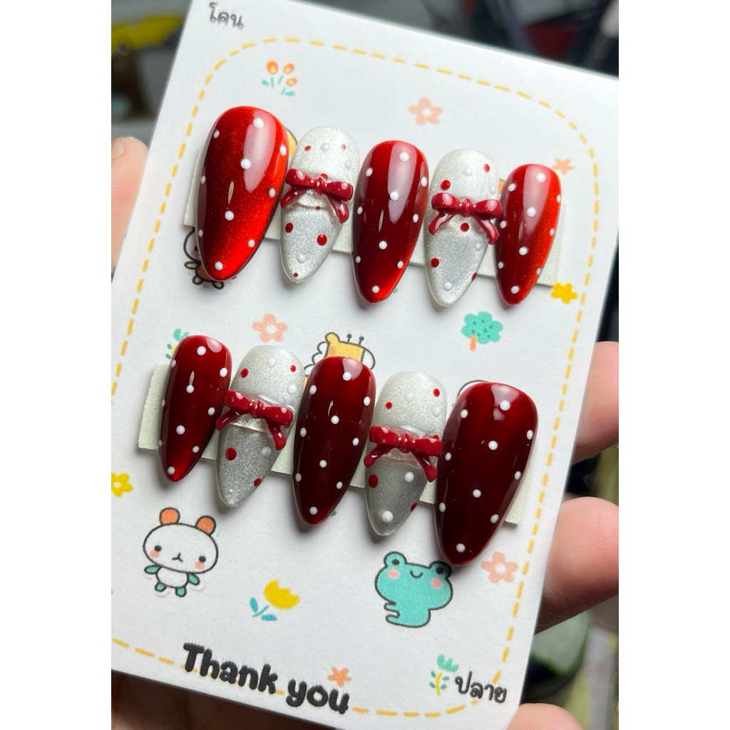 เล็บปลอมสีเจลสีลูกแก้วแดง+เงินติดอะไหล่โบว์แดง