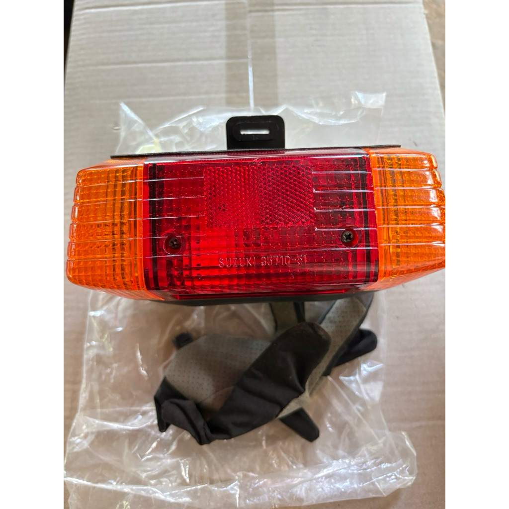 ไฟท้าย RC80/100 + เหล็กยึดไฟท้าย แท้ใหม่ ค้างร้าน