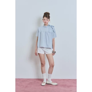 Panchitar Baby Blue Belle – เสื้อสั้นลายสก็อตสีฟ้าพาสเทลสุดน่ารัก ดีเทลคอตั้งกับสายผูกโบว์ด้านข้าง และการแต่งขอบลูกไม้