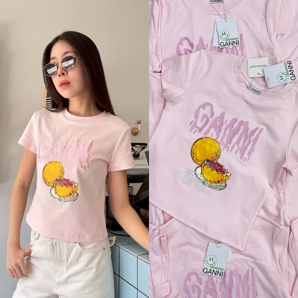 Ganni baby tee 🤍  เสื้อยืดคอกลมแขนสั้นทรงเบบี้ที ลายใหม่น่ารักมาก ลายสกรีนหน้า แบรนด์ดังเกาหลี