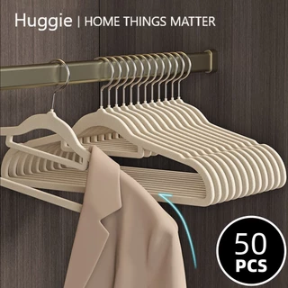 Huggie 50PCS ไม้แขวนเสื้อผ้าสักหลาด ทนทาน ป้องกันการลื่น ช่วยประหยัดพื้นที่ตู้เสื้อผ้า ไม้แขวนเสื้อผู้ใหญ่