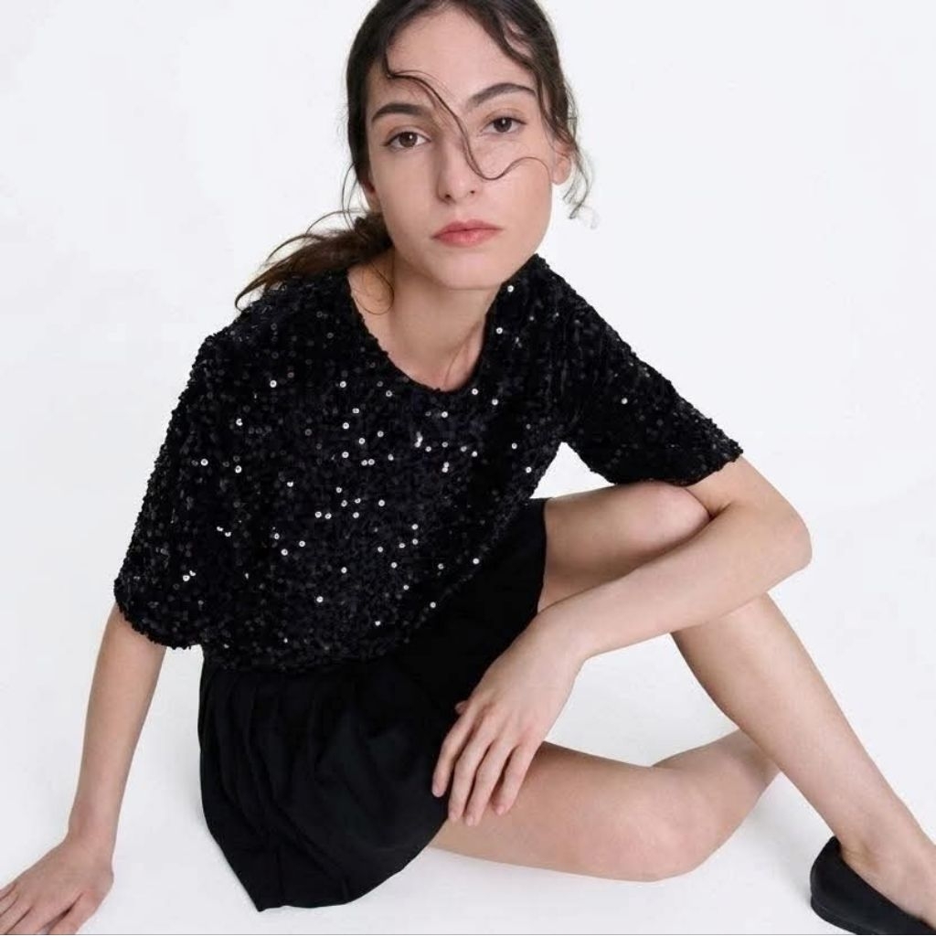 เสื้อปักเลื่อมทรงโอเวอร์ไซส์ รุ่น Oversized Sequined Top  แมตช์ได้กับกางเกงขายาวทรงหลวม กางเกงยีนส์หลายลุคจริง  สีดำ
